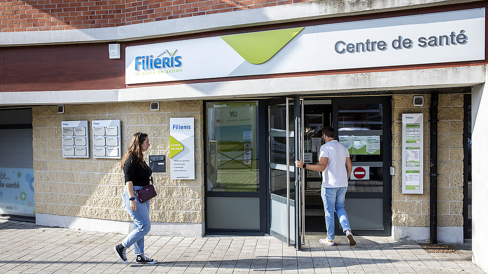 Deux personnes entrent dans le centre de santé Filieris de Bruay-sur-l’Escaut