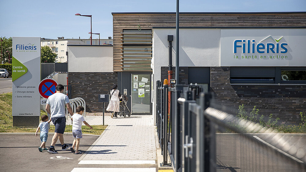 Des patients entrent dans le centre de Behren-lès-Forbach.