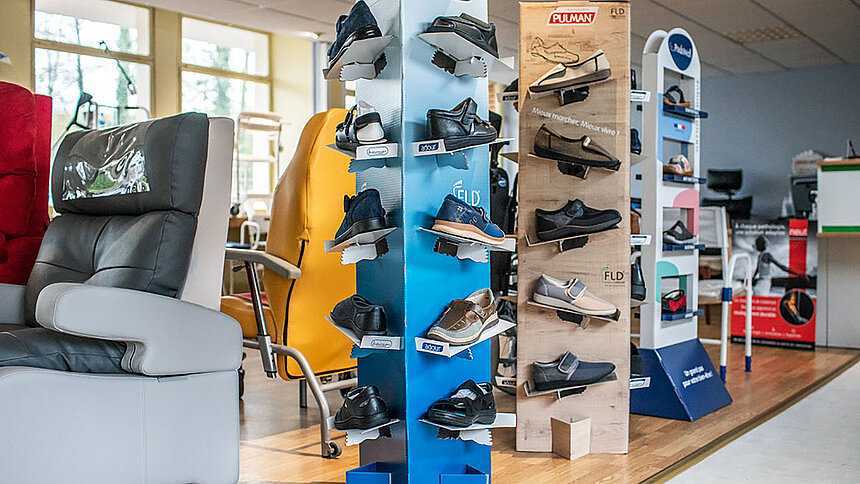 Rayonnage dans le magasin de matériel médical présentant les chaussures orthopédiques vendues par Filieris