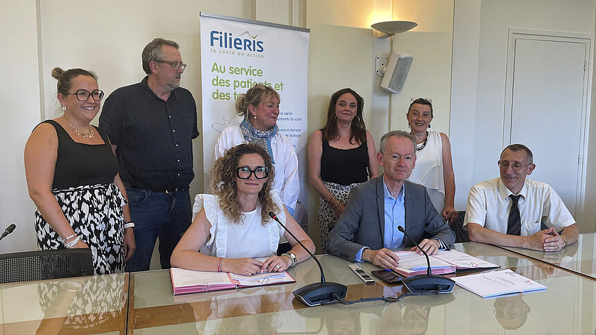 Signature de Gilles de Lacaussade, entouré de tous les participants