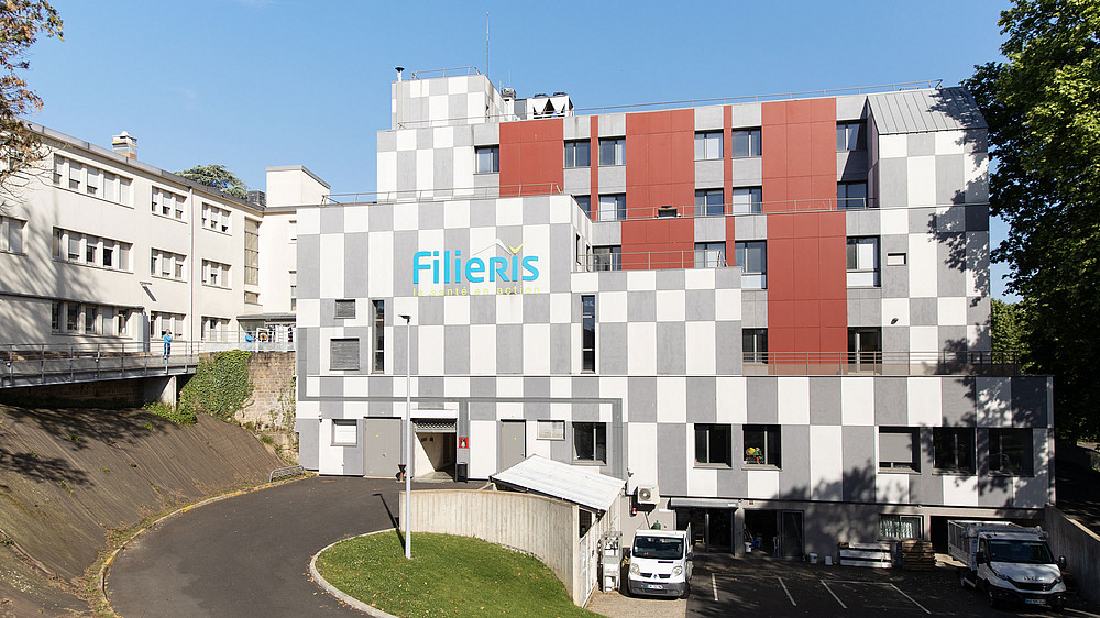 Plan élargi sur la façade de l'établissement