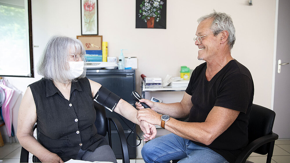 Un médecin prend la tension d'une patiente, centre Filieris de La Mure