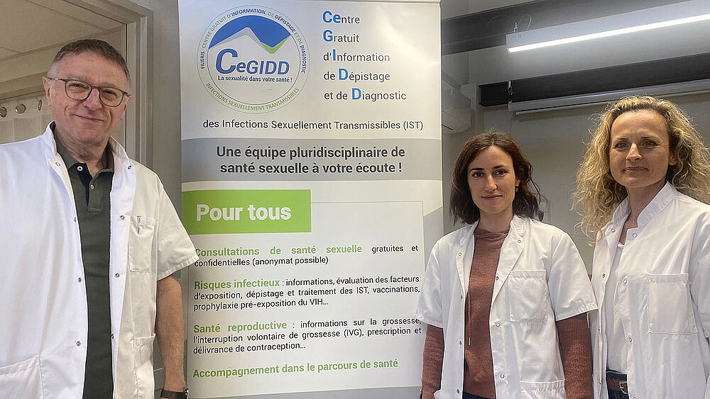 Docteur et infirmières Filieris posent devant le panneau du Cegidd.