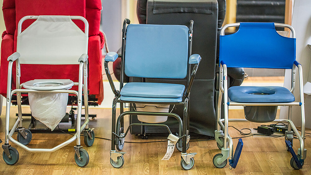 trois exemples de chaises percées pour la toilette