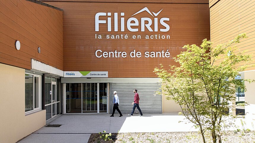 Deux patients entrent dans le centre Filieris de La Motte-d'Aveillans