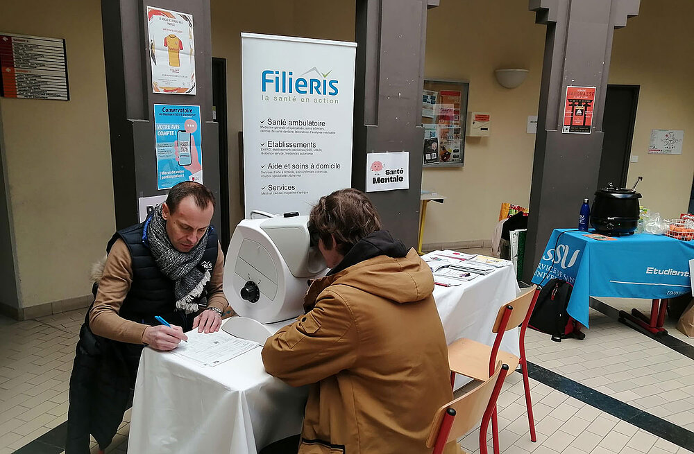Un représentant Filieris prend des notes assis devant son interlocuteur