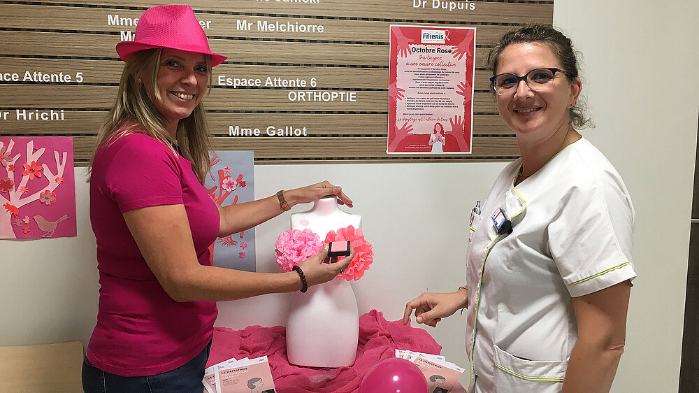 Buste de femme en polystyrène, symbole de lutte contre le cancer du sein
