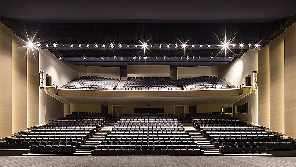 Places assises de l'auditorium, vues de la scène