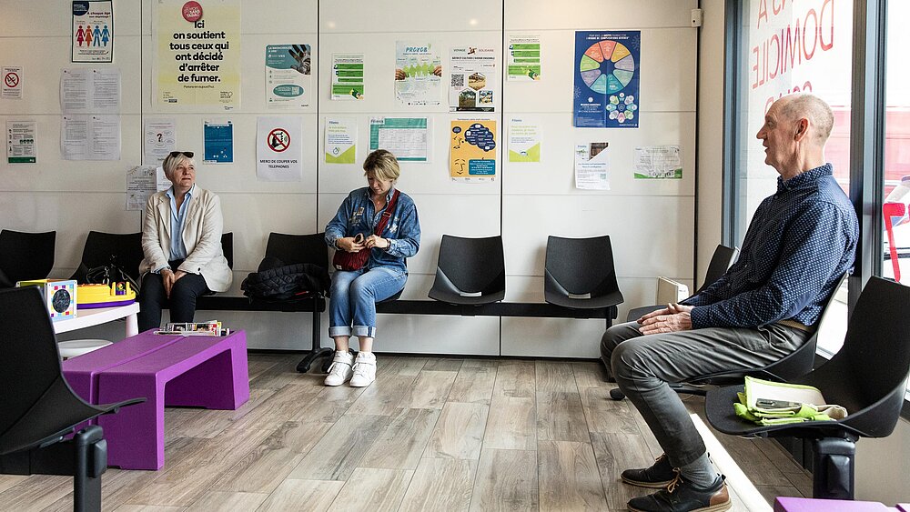 Trois patients sont assis dans la salle d'attente du centre de La Ricamarie.