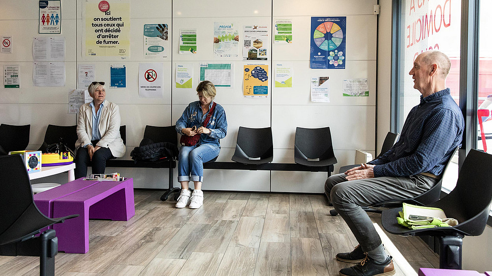 Trois patients sont assis dans la salle d'attente du centre de La Ricamarie.