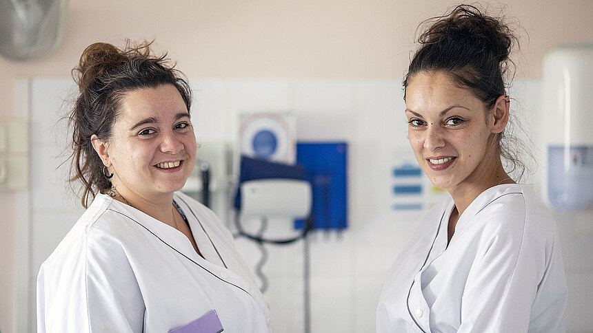 Deux infirmières Filieris prennent la pose face-à-face.