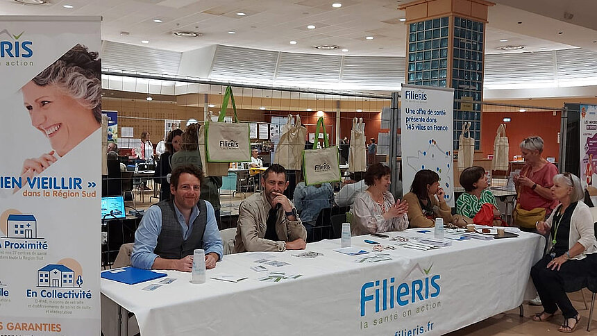 L'équipe Filieris assise autour du stand Filieris