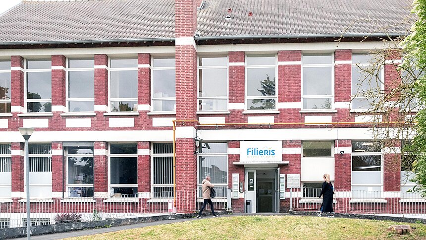 Vue extérieure du bâtiment et de l'entrée du centre de santé