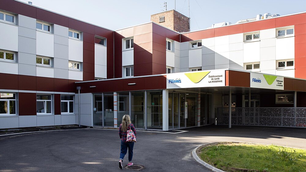 Une patiente entre dans l'établissement La Roseraie.