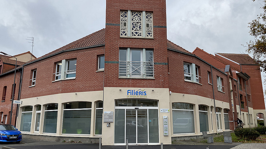 Façade du bâtiment, entrée du centre Filieris de Bruay-la-Buissière