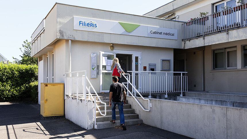 Deux personnes entrent dans le centre de santé Filieris de Wittelsheim