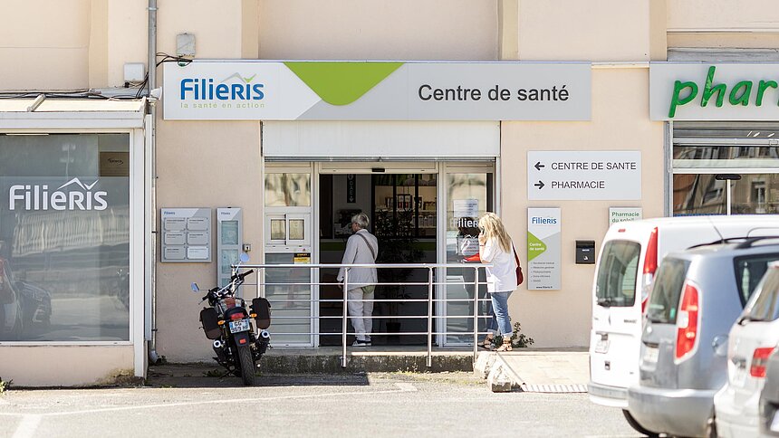 Deux patientes entrent dans le centre Filieris d'Alès.
