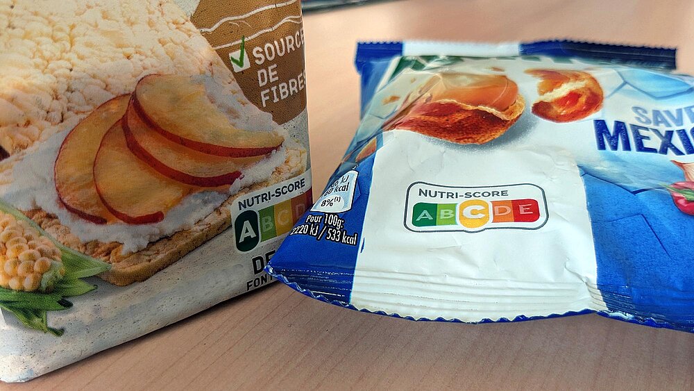 Gros plan sur un paquet de galettes de maïs et un paquet de cacahuètes