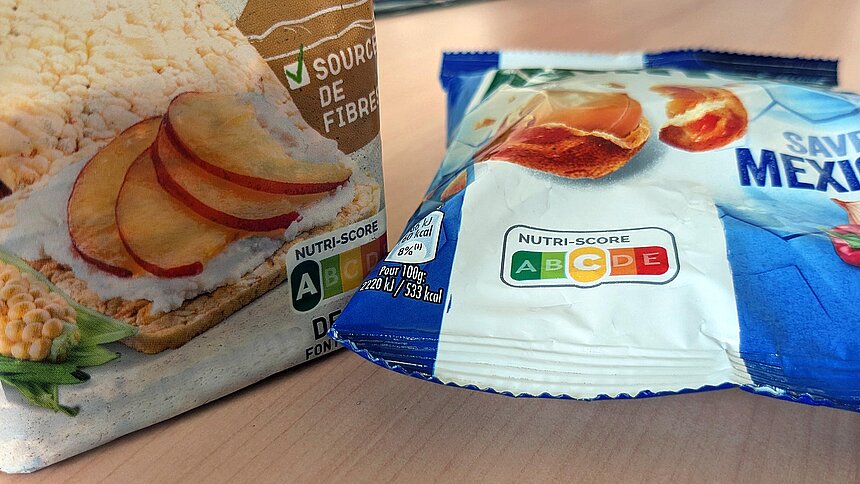 Gros plan sur un paquet de galettes de maïs et un paquet de cacahuètes