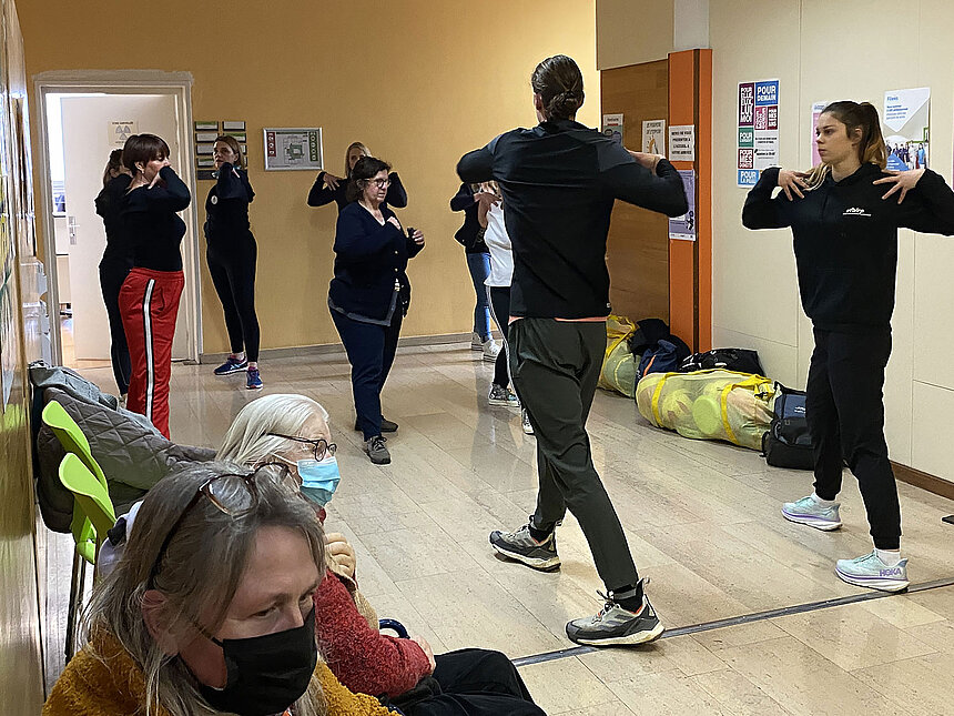Cours collectif de stretching avec personnel Filieris et patients