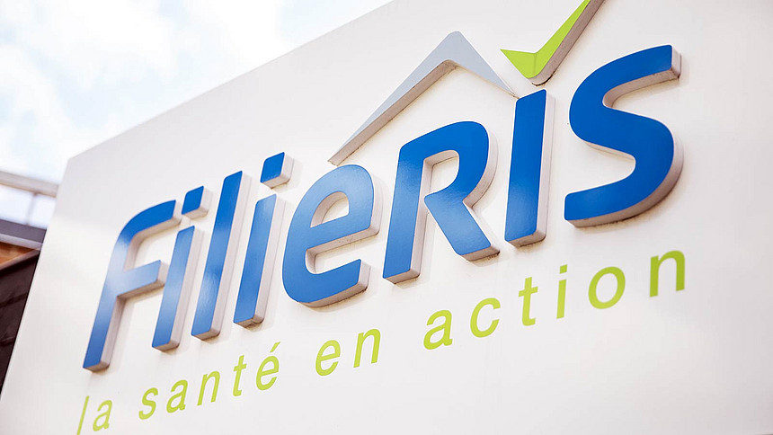 Logo Filieris en gros plan et en contre-plongée sur une devanture de centre de santé
