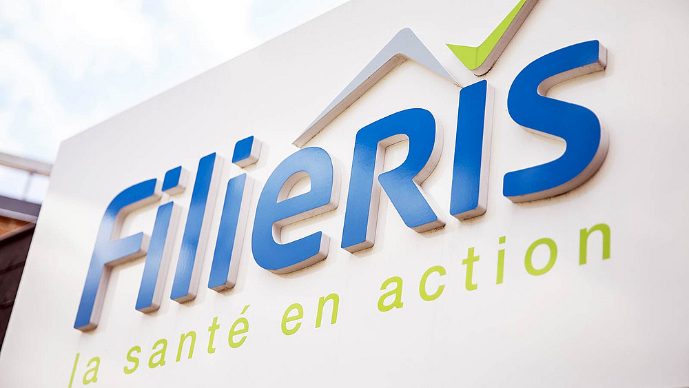 Logo Filieris en gros plan et en contre-plongée sur une devanture de centre de santé