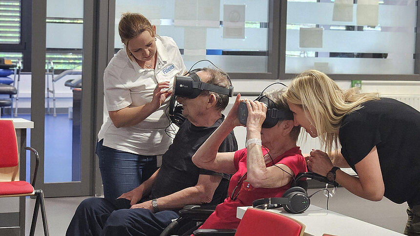 Des visiteurs essaient le casque de réalité virtuelle