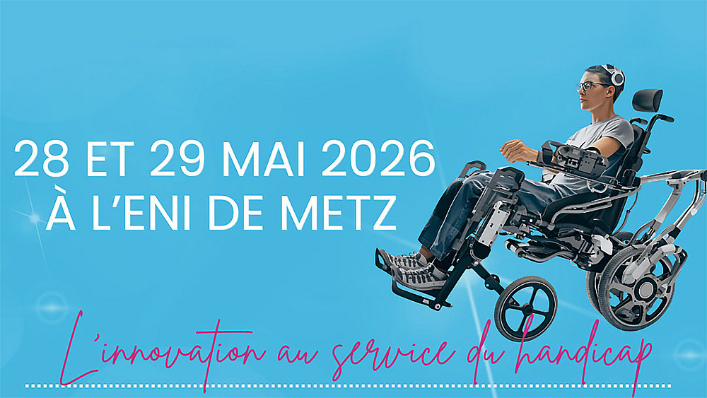 Un homme en fauteuil roulant sur fond bleu