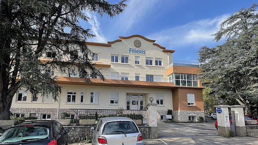 Vue de l'établissement Filieris La Pomarède et son parking