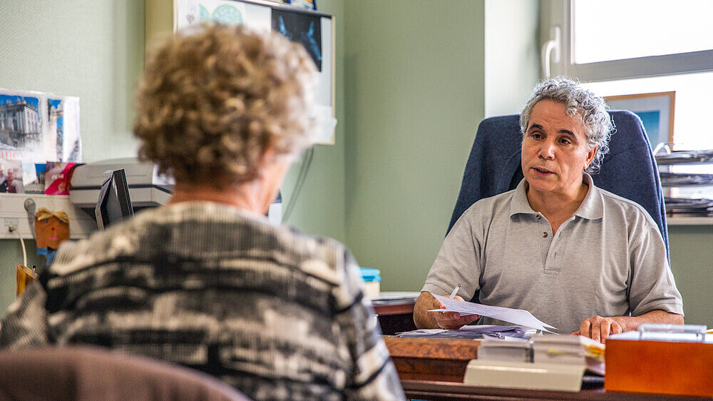 Une patiente et son médecin discutent lors d'une consultation