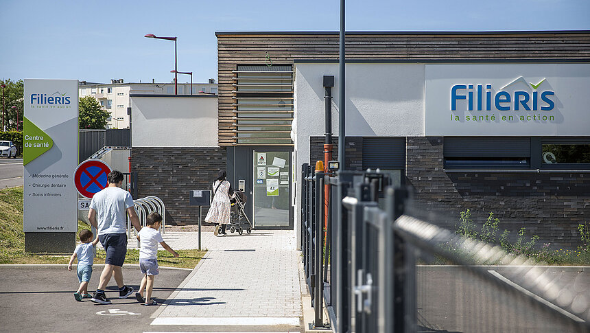 Une famille se dirige vers l'entrée du centre de santé Filieris de Behren-lès-Forbach