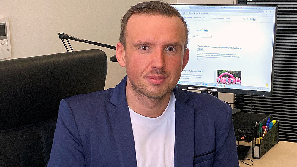 Portrait de Laurent Leblancs installé à son bureau