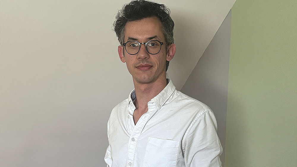 Portrait du Dr Victor Vincent sur fond gris