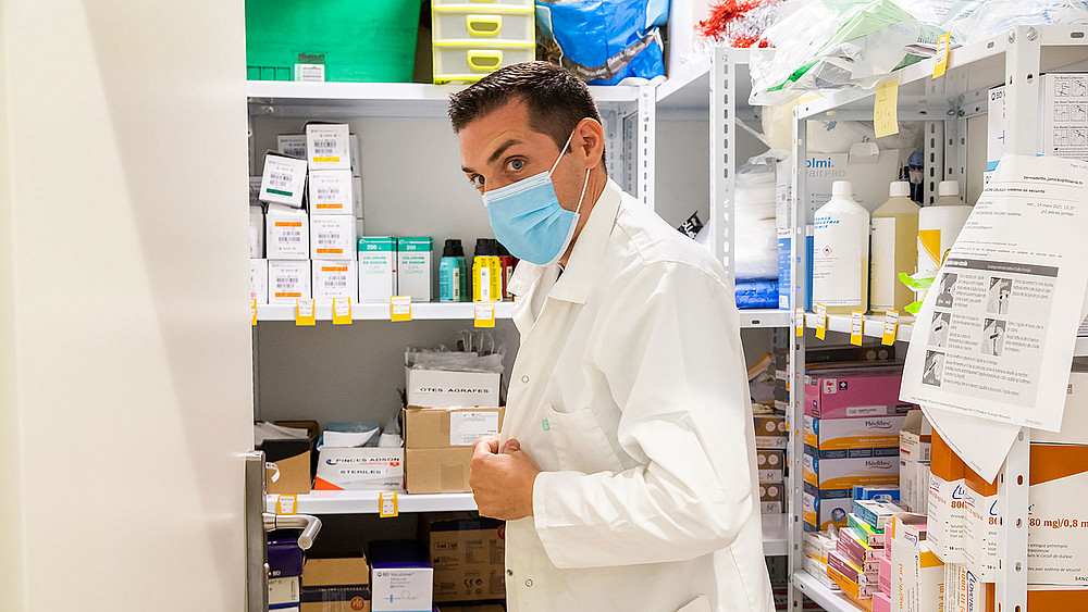 Un pharmacien masqué dans la réserve de médicaments