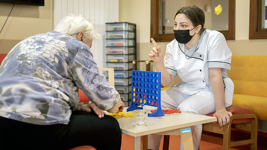 Moment de détente entre une résidente et une professionnelle Filieris