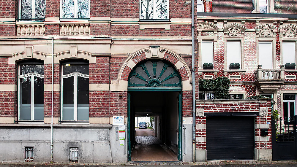 Façade du bâtiment et entrée du centre Filieris de Douai