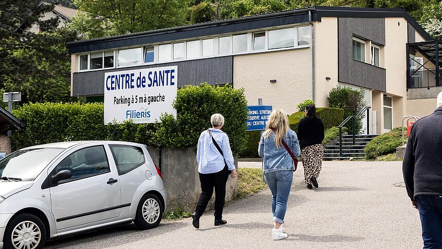 Trois patientes se dirigent vers le centre de La Mure.