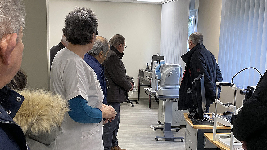 Plusieurs personnes découvrent les machines d’ophtalmologie
