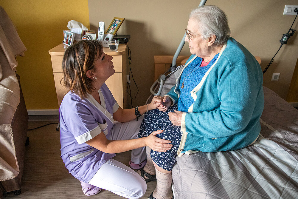 Aide-soignante en EHPAD pour le bien-être et le confort des personnes âgées