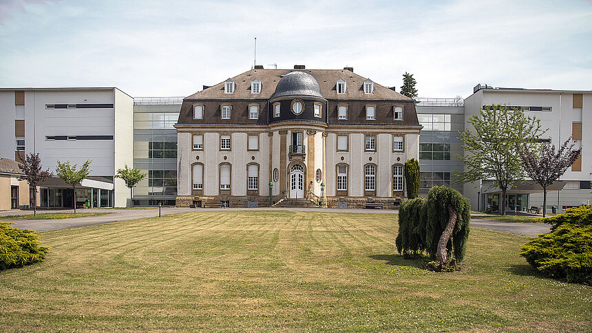 Façade et jardin de l'établissement de Charleville-sous-Bois