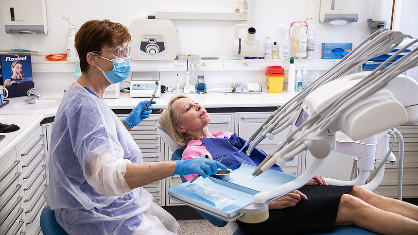 Une dentiste pratique un examen dentaire sur une patiente