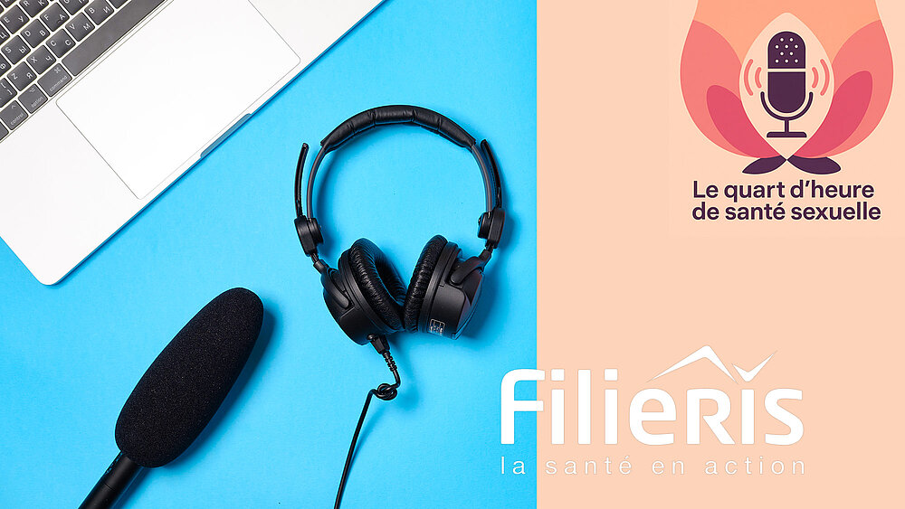 Micro, casque et logos Filieris sur fond bleu et rose