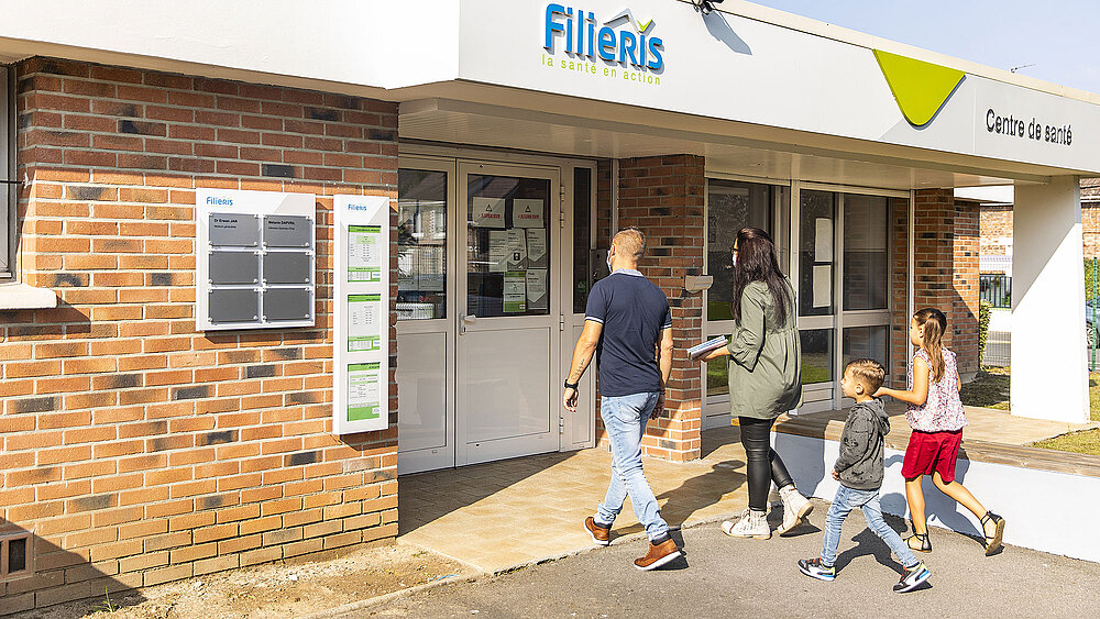 Une famille (2 parents, 2 enfants) entre dans le centre Filieris de Rouvroy.