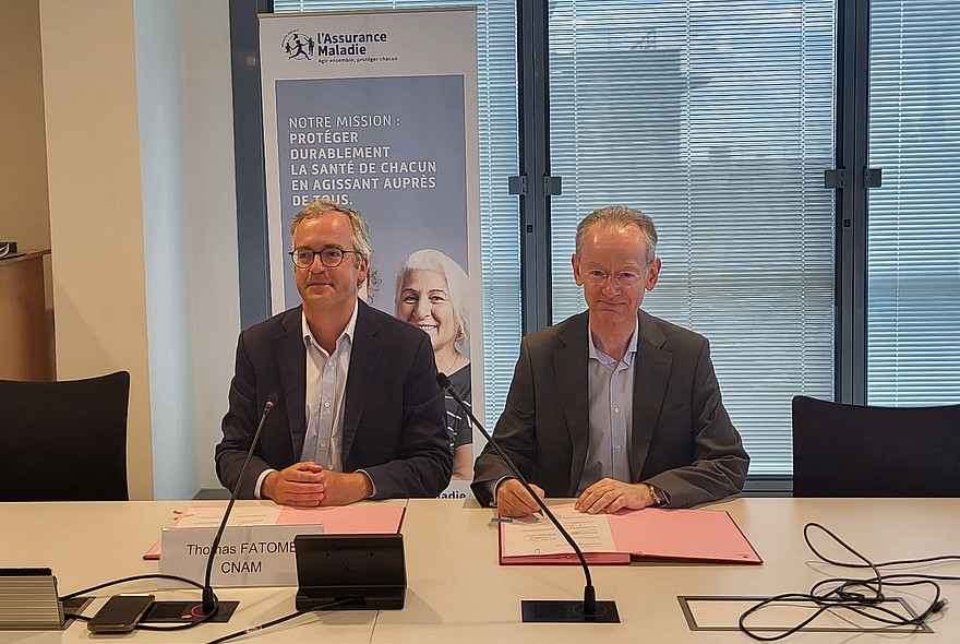Le directeur général de l'assurance maladie, Thomas Fatôme et le directeur général de Filieris, Gilles de Lacaussade assis côte à côte au moment de la signature de l'accord national des centres de santé.