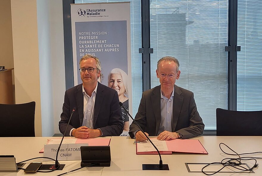 Le directeur général de l'assurance maladie, Thomas Fatôme et le directeur général de Filieris, Gilles de Lacaussade assis côte à côte au moment de la signature de l'accord national des centres de santé.