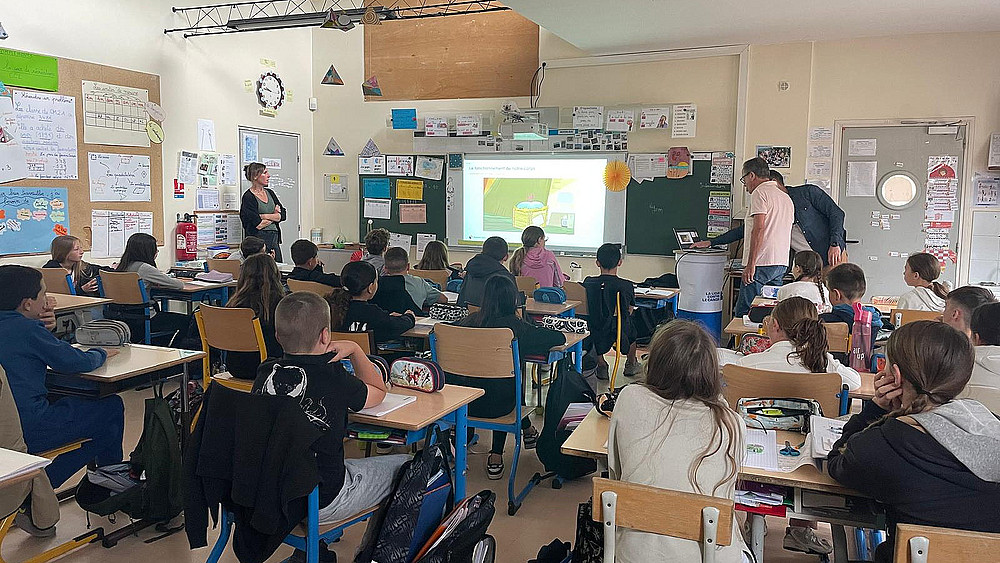 Les intervenants passent une présentation devant la classe.