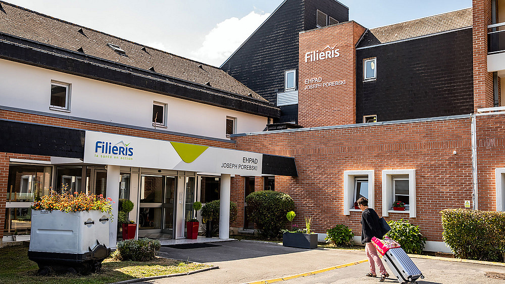 Une femme se dirige vers l'entrée de l'Ehpad Porebski.