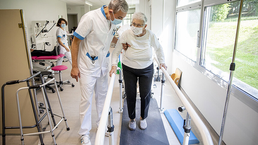 Exercice de marche avec un professionnel Filieris