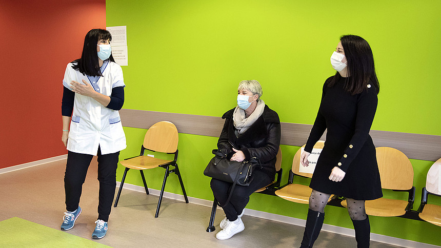 Une personne de l'équipe soignante vient chercher une patiente dans la salle d'attente du centre de santé Filieris de Decazeville