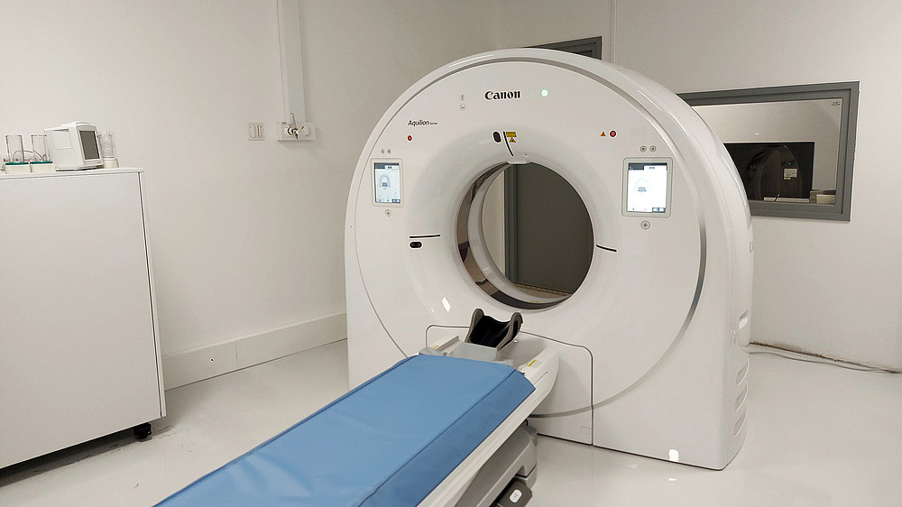 Vue de 3/4 du scanner de la polyclinique Sainte-Barbe